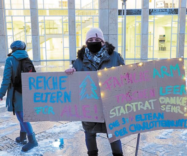 Vor dem Forum am Schlosspark hatten Eltern ihren Protest zum Ausdruck gebracht. Foto: Holm Wolschendorf