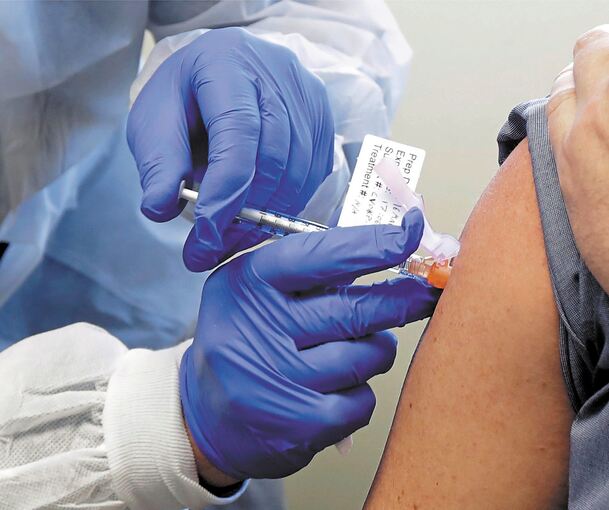Pflegeheimbewohner und Pflegepersonal können sich als erste impfen lassen. Dafür kommen Mobile Impfteams ins Haus.Foto: Ted S. Warren/dpa