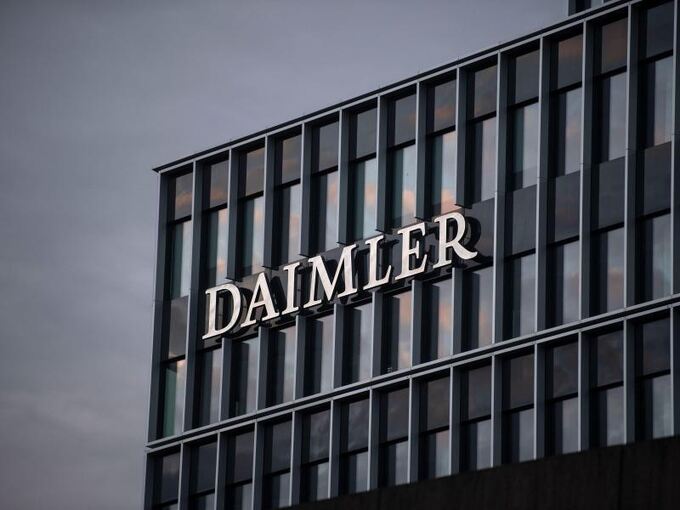 Das Logo der Daimler AG ist an der Konzernzentrale zu sehen