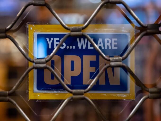 «Yes...we are Open» ist an einem geschlossenen Geschäft zu sehen