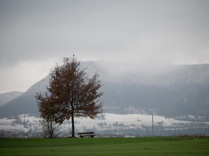 Schnee liegt in einem Tal auf der Schwäbischen Alb