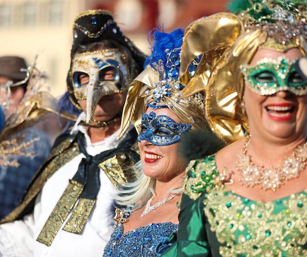 Bunte und glitzernde Kostüme inklusive Masken bei der Venezianischen Messe. Archivfoto: Ramona Theiss
