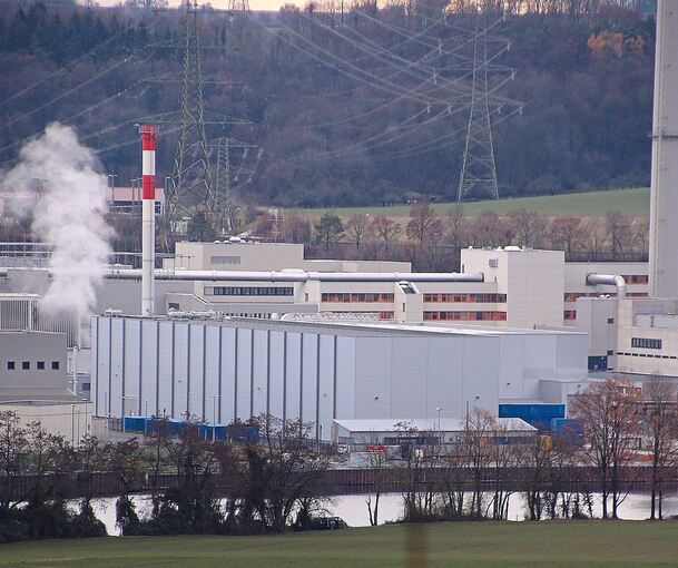 Das Atomkraftwerk Neckarwestheim. Block I (rechts) ist seit dem Gau von Fukushima 2011 abgeschaltet, Block II (links) soll zum Jahresende vom Netz gehen. Zwischen den Reaktoren steht bereits die Rückbaufabrik. Archivfoto: Alfred Drossel