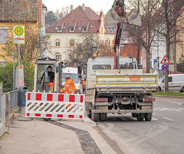 Kaum fertig, schon wieder geflickt: Die Arbeiten der Telekom in der Abelstraße dauern noch bis Ende Dezember. Foto: Holm Wolschendorf