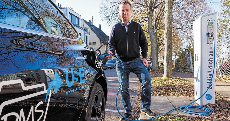 Robert Engel lädt seinen Dienstwagen an einer Ladestation der Stadtwerke auf. Foto: Holm Wolschendorf