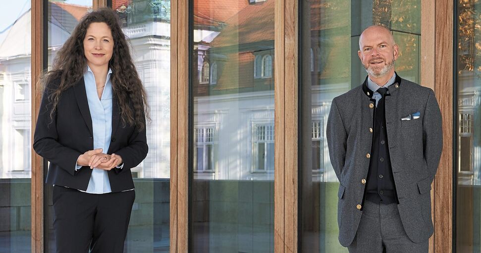 Viele Hoffnungen ruhen auf ihnen: Sandra Richter und Kai Uwe Peter vor dem Literaturmuseum der Moderne. Foto: Andreas Becker
