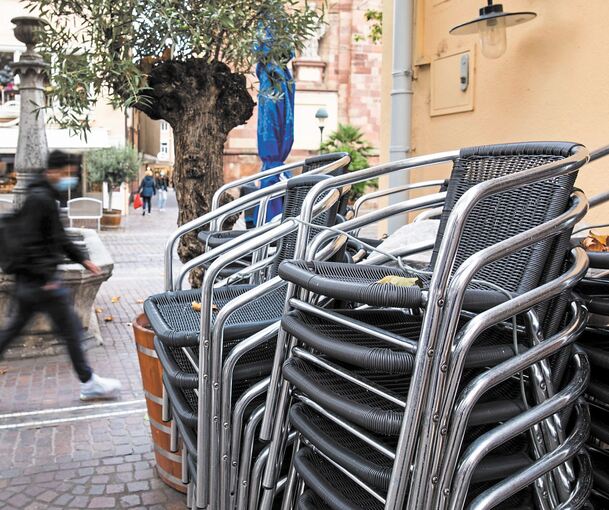Die Stühle der Restaurants werden wohl noch eine Weile leer bleiben. Foto: Philipp von Ditfurth/dpa