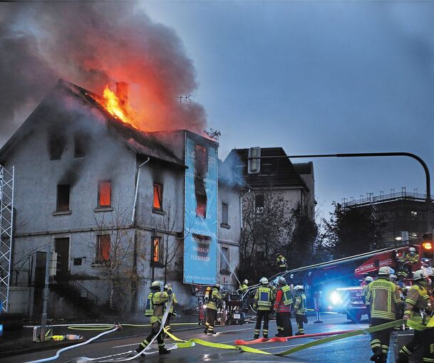 Der Brand eines leerstehenden Gebäudes in der Stuttgarter Straße nahe des Bietigheimer Bahnhofs fordert die Feuerwehr am Sonntagmorgen. Foto: Alfred Drossel