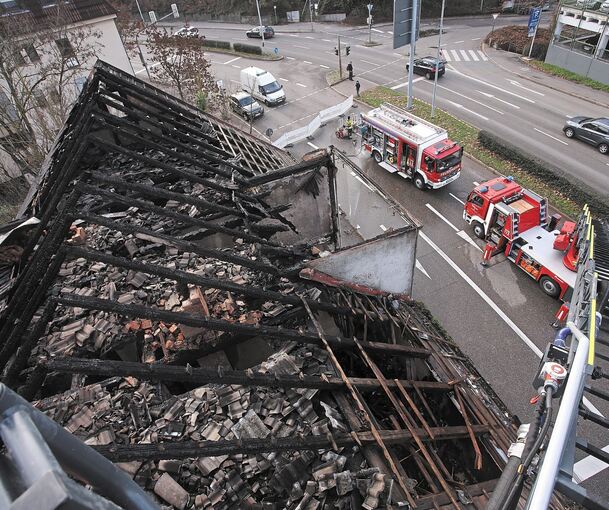 Die Brandruine an der Bundesstraße 27. Der Verkehr musste erneut umgeleitet werden. Fotos: Alfred Drossell