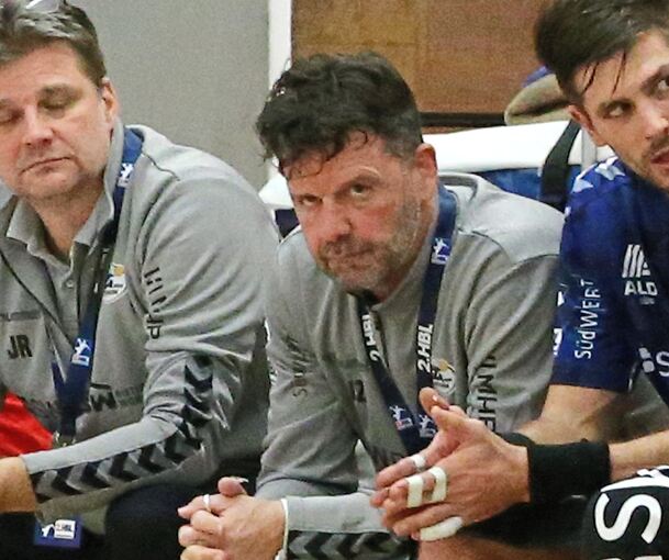 Motivator: Sportdirektor Jochen Zürn auf der Bank mit Paco Barthe und Aron Edvardsson (von links).Foto: Baumann