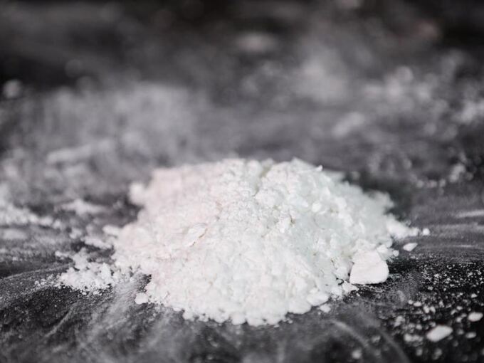 Ein Häufchen Kokain liegt auf einer Oberfläche