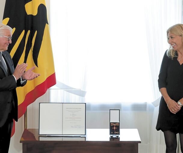 Bundespräsident Frank-Walter Steinmeier verleiht im Oktober Lisa Federle den Verdienstorden für ihre Tübinger Aktion. Foto: Michael Sohn/POOL AP/dpa