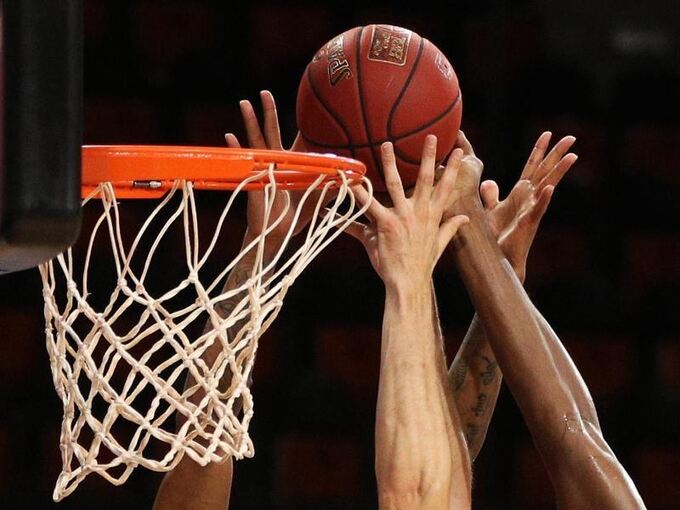 Basketballspieler gehen zum Rebound