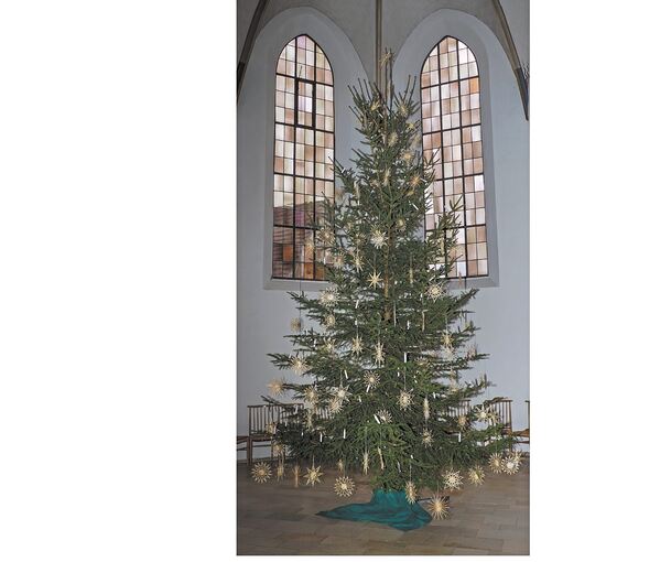 Der Christbaum in der Marbacher Stadtkirche ist für die Weihnachtsgottesdienste festlich geschmückt. Foto: Holm Wolschendorf