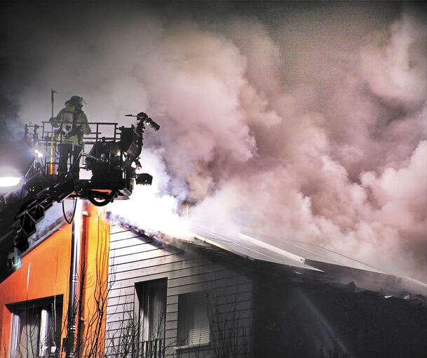 Die Freiwillige Feuerwehr Bietigheim bringt das Feuer unter Kontrolle und löscht es. Foto: Alfred Drossel