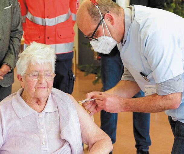 Kleeblatt-Bewohnerin Ilse Burkart aus Pattonville wird von Arzt Sven Moeller gegen das Coronavirus geimpft. Foto: Holm Wolschendorf