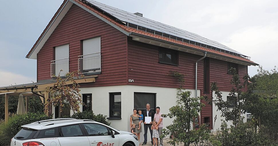 Die Familie Ludwig freut sich über ihre neue Photovoltaikanlage. Solar-Consult-Fachberater Andreas Gotthardt (Mitte) hat sie im Sommer übergeben. Fotos: Solar Consult