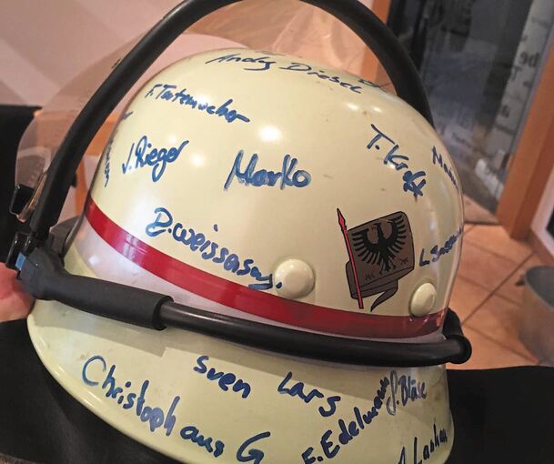 Bleibende Erinnerung: Seine Kameraden der hauptamtlichen Abteilung haben sich auf seinem Einsatzhelm verewigt.