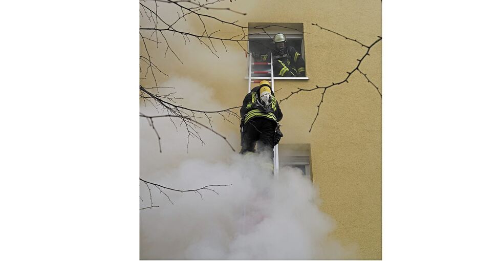 Über Leitern rettete die Feuerwehr Bewohner aus dem Haus. Fotos: A. Becker