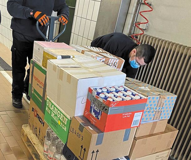 Mehrere Paletten mit haltbaren Lebensmitteln wurden im Feuerwehrhaus Ditzingen gesammelt und in zwei Lastzügen zur Sammelstelle nach Bad Krozingen geschickt. Fotos: Feuerwehr Ditzingen