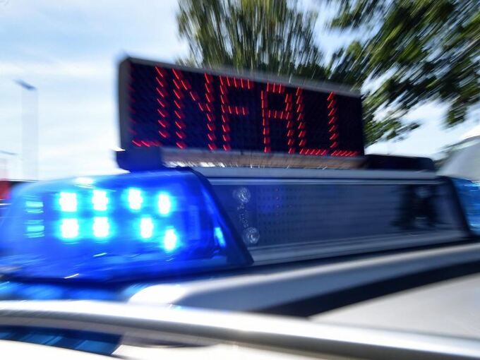 Blaulicht blinkt auf einem Einsatzfahrzeug der Polizei