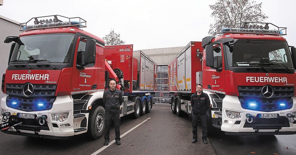 Die beiden neuen Fahrzeuge der Bietigheim-Bissinger Feuerwehr mit den Abrollbehältern. Foto: Alfred Drossel