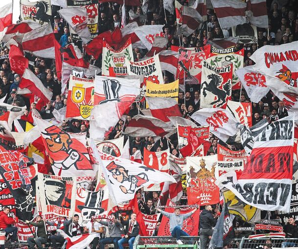 Vor der Pandemie: Anhänger des VfB Stuttgart erzeugen mit lautstarken Gesängen und optischen Akzenten stets eine außergewöhnliche Atmosphäre – und haben eine klare Meinung. Foto: Baumann