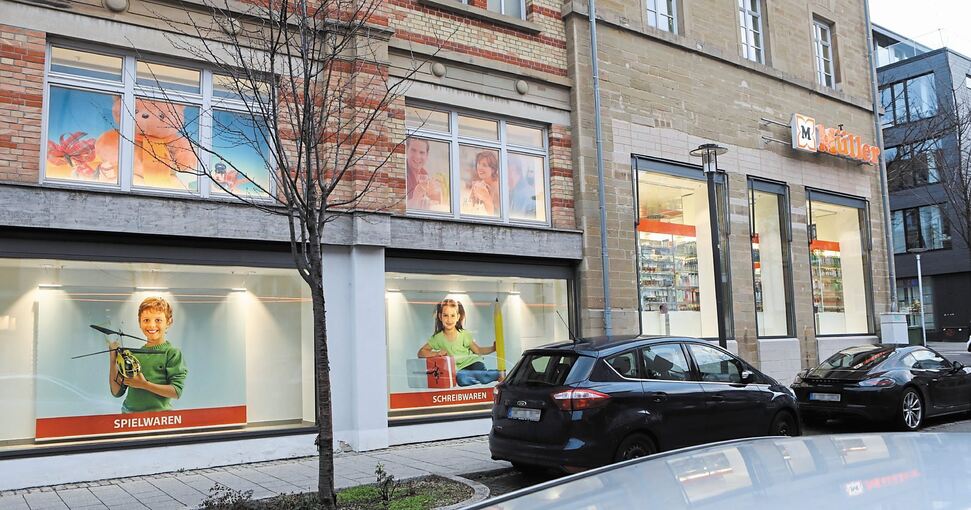 Die Werbung im Fenster der Ludwigsburger Wilhelmgalerie zeigt es: Die Drogeriemarktkette Müller verkauft Spielwaren und darf das auch im Corona-Lockdown tun. Spielwarengeschäfte dagegen müssen geschlossen sein. Das ärgert Einzelhändler Nächstes Bild: