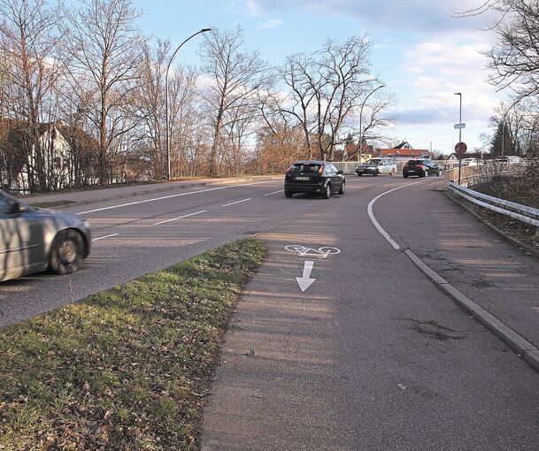 Sollen von hier künftig wieder Autos auf die Landesstraße fahren dürfen? Über die mögliche Reaktivierung der Ausfahrt wird diskutiert. Archivfoto: Drossel