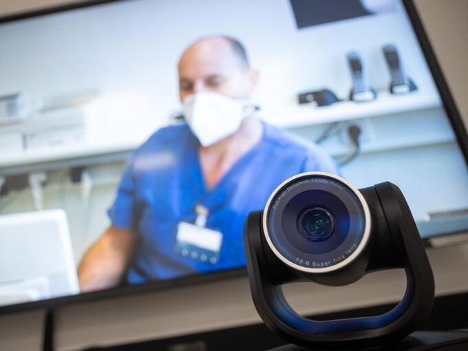 Eine Webcam steht vor einem Bildschirm im RKH Ludwigsburg