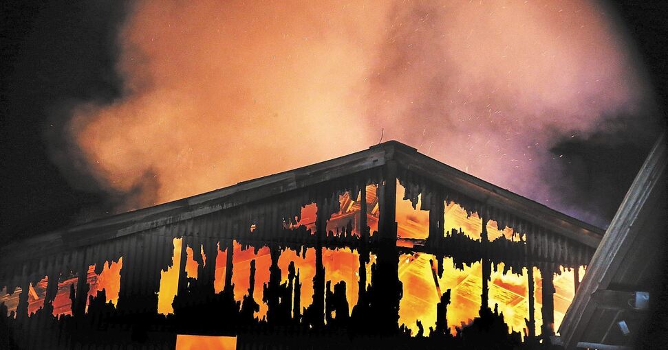 Lichterloh brennt das landwirtschaftliche Gebäude am frühen Sonntagmorgen auf dem Pulverdinger Hof, eine riesige Rauchsäule stand über dem Hof.Fotos: Alfred Drossel