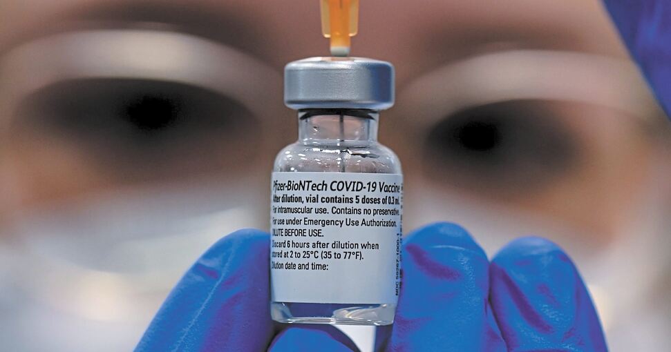 Weil der Impfstoff gegen das Coronavirus knapp ist, gibt es auch kaum Termine. Foto: Hendrik Schmidt/dpa