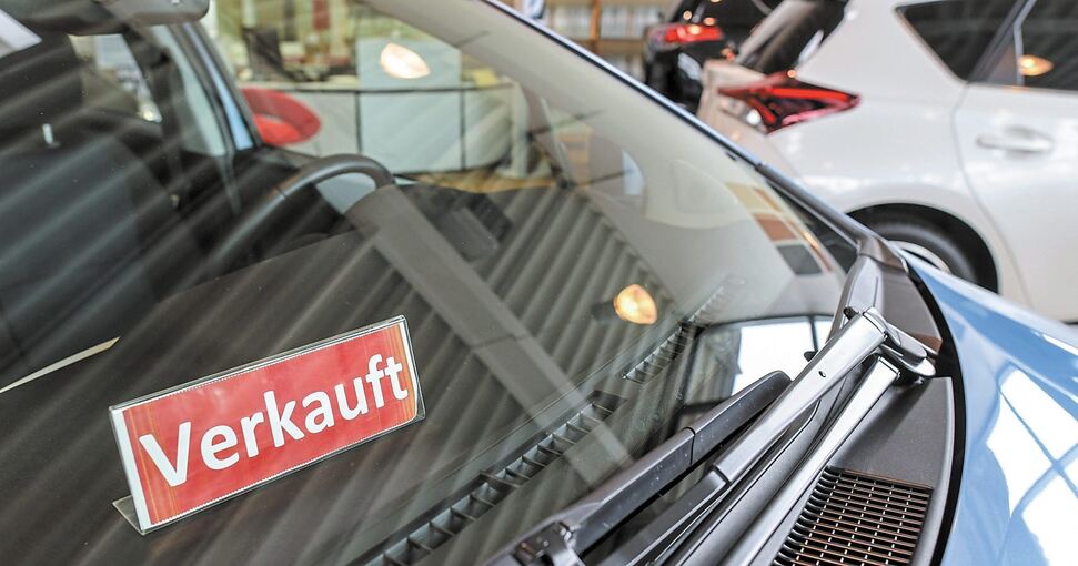 Das Hinweisschild auf ein verkauftes Auto ist im vergangenen Jahr bei den Autohändlern im Landkreis Ludwigsburg nur selten zum Einsatz gekommen. Vor allem der Neuwagenverkauf ist eingebrochen. Foto: Patrick Pleul/dpa-Zentralbild/dpa