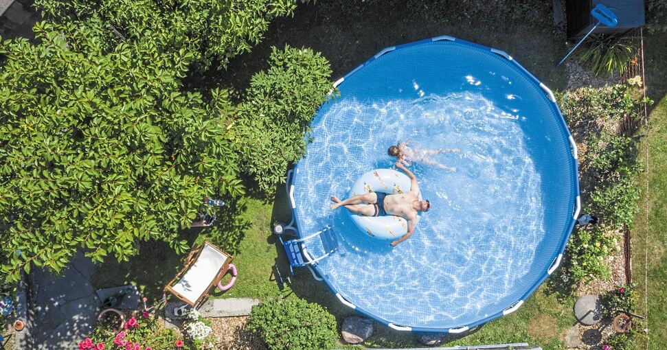 In Zeiten von Corona und langen, heißen Sommern werden Swimmingpools im eigenen Garten immer beliebter. Foto: picture alliance/dpa/KEYSTONE