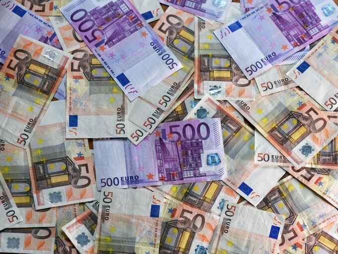 Euro-Banknoten liegen auf einem Tisch