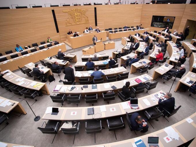 Abgeordnete sitzen im Landtag von Baden-Württemberg