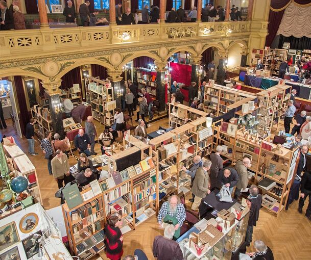 Trubel rund um altehrwürdige Druckwerke: So geht es bei der Antiquaria im gediegenen Ambiente der Musikhalle zu. Foto: Holm Wolschendorf
