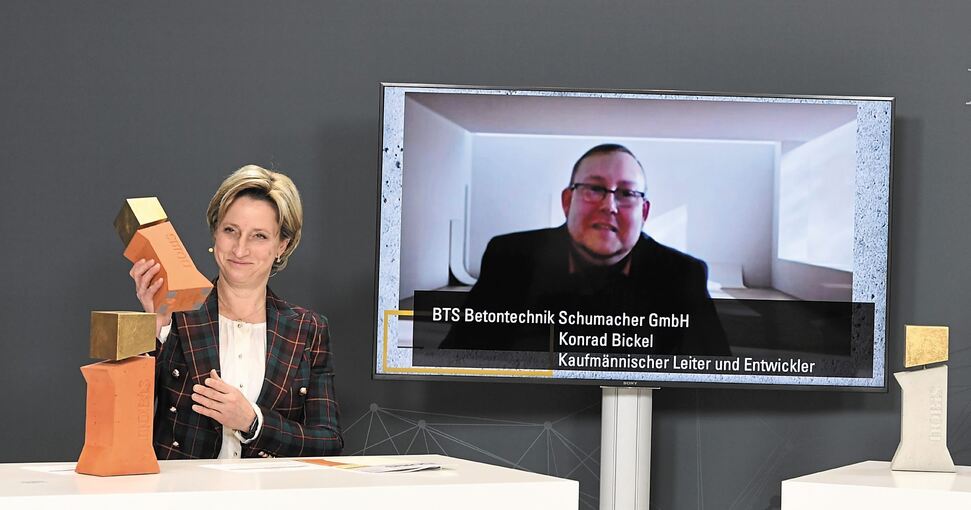 Ministerin Nicole Hoffmeister-Kraut gratuliert virtuell Konrad Bickel von der Sachsenheimer Firma BTS Betontechnik Schumacher GmbH. Foto: Franziska Kraufmann/Ministerium