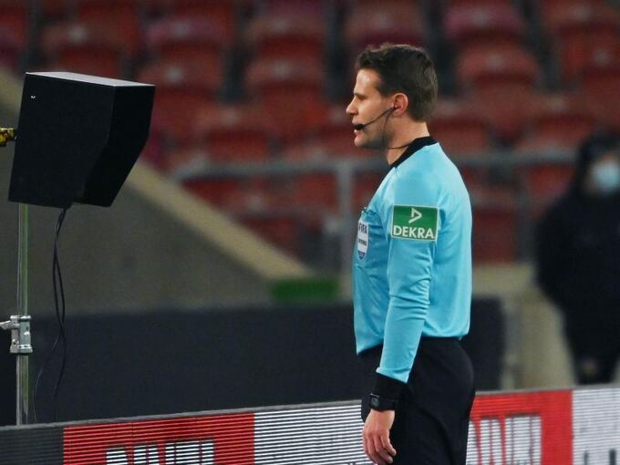 Schiedsrichter Felix Brych blickt auf einen Monitor