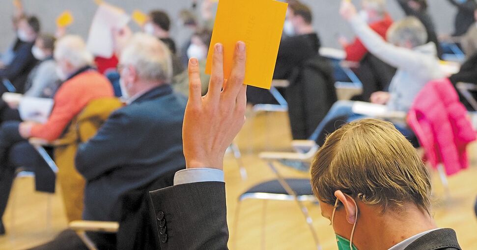 Abstimmung auf Abstand und mit Maske: Die SPD-Delegierten kamen am Samstagnachmittag im Freiberger Prisma zur Nominierungsveranstaltung zusammen. Fotos: Holm Wolschendorf