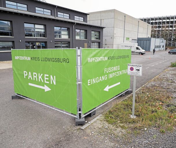 Grüne Schilder weisen den Weg zu den Parkplätzen und zum Eingang des Kreisimpfzentrums. Foto: Holm Wolschendorf