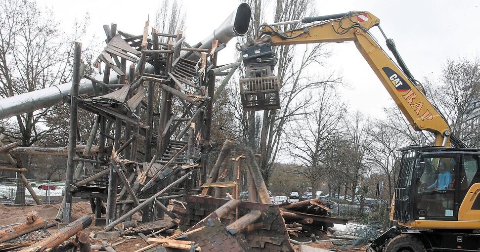 Viel Holz: Der Spielturm am Viadukt wird abgebrochen.Foto: Alfred Drossel