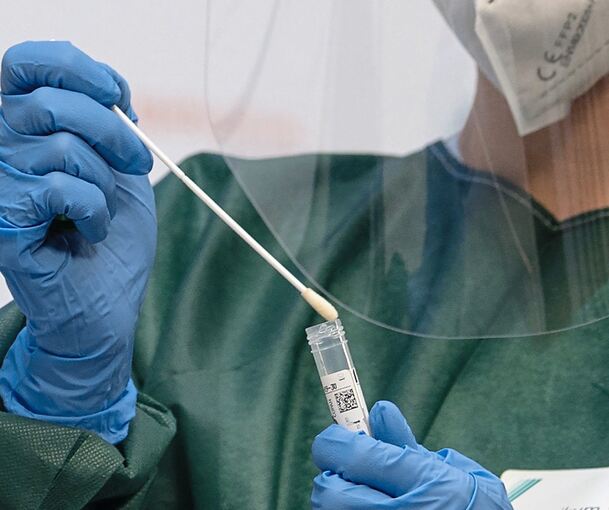 Eine 60-jährige Industriekauffrau soll tausende Coronatests abgerechnet haben, die gar nicht durchgeführt wurden.