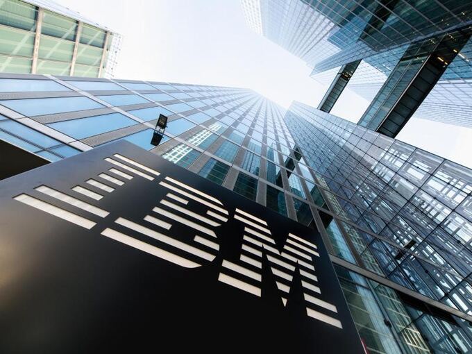 Das Logo von IBM ist am Eingang eines der Highlight Towers zu seh