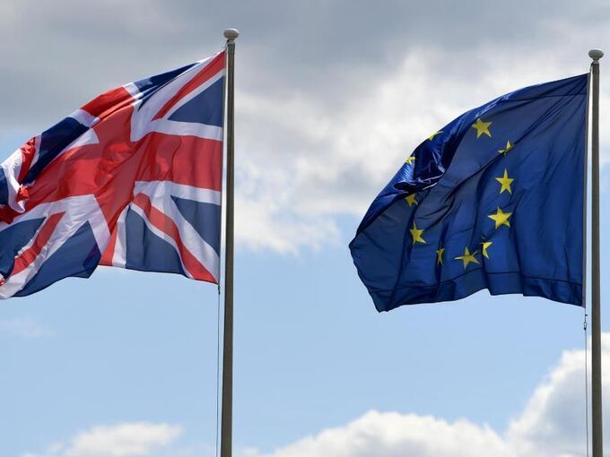 Flaggen von Großbritannien und EU