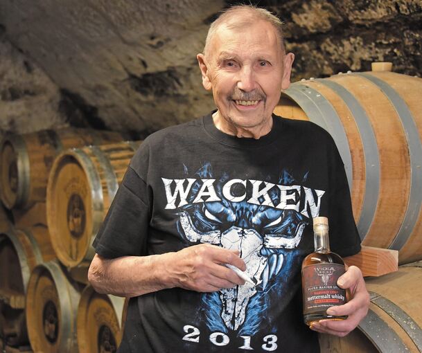 Müllermeister Gerhard Fessler signierte für die Wackengründer die ersten beiden Whisky-Flaschen. Foto: privat