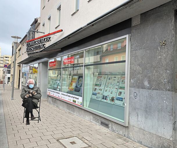 Auch in Ludwigsburg wurden „Bernies Mittens“ bereits gesichtet. Foto: AFP/Montage lkz