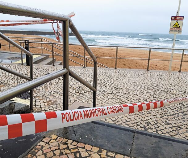 Während des Lockdowns hat die Polizei die Zugänge zur Strandpromenade des Badeortes Cascais gesperrt.Foto: Annette de Cerqueira