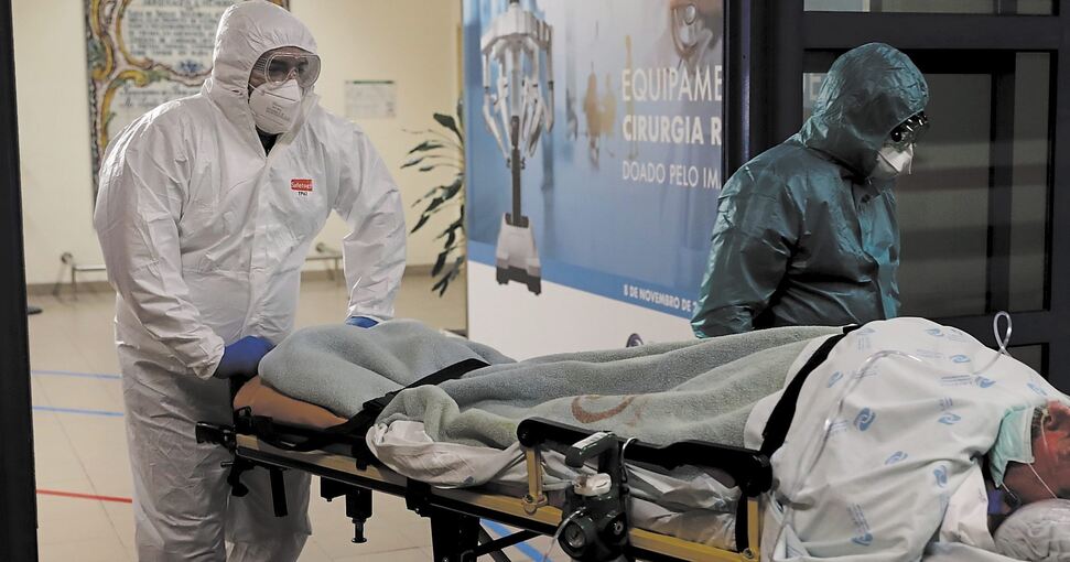 Volle Krankenhäuser, erschöpfte Pfleger und zahlreiche Tote: In Lissabon transportieren Mitarbeiter des Curry-Cabral-Hospitals einen Covid19-Patienten auf einer Trage..Foto: Pedro Fiuza/dpa