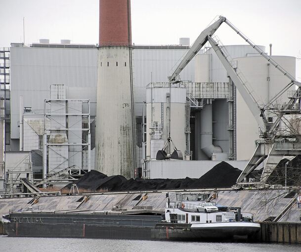 Am Dampfkraftwerk Walheim hat ein Kohlefrachter festgemacht, dessen Ladung gelöscht wird.Foto: Alfred Drossel